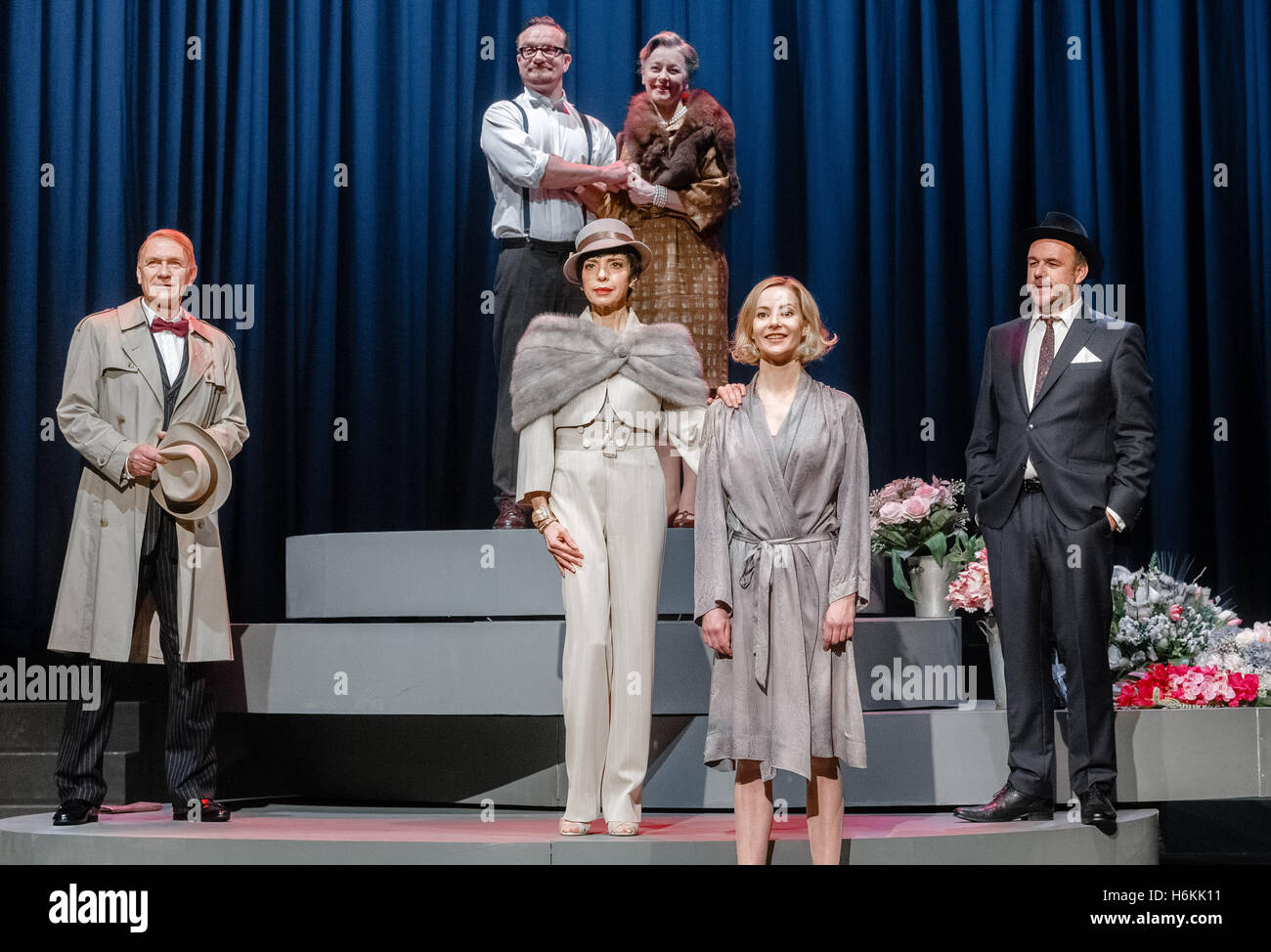 Hamburg, Germany. 27th Oct, 2016. Robin Brosch (L-R) as Hans, Tim Grobe as Kurt, Helen Schneider as Joan Ford, Isabell Fischer as Irene, Teresa Weissbach as Diana Schoening and Christoph Tomanek as Friedrich Licht act a scene from the play 'Diven' (lit. Divas) during a press rehearsal in Hamburg, Germany, 27 October 2016. The world premiere takes place on 30 October 2016 in the Hamburger Kammerspiele theater. Photo: MARKUS SCHOLZ/dpa/Alamy Live News Stock Photo