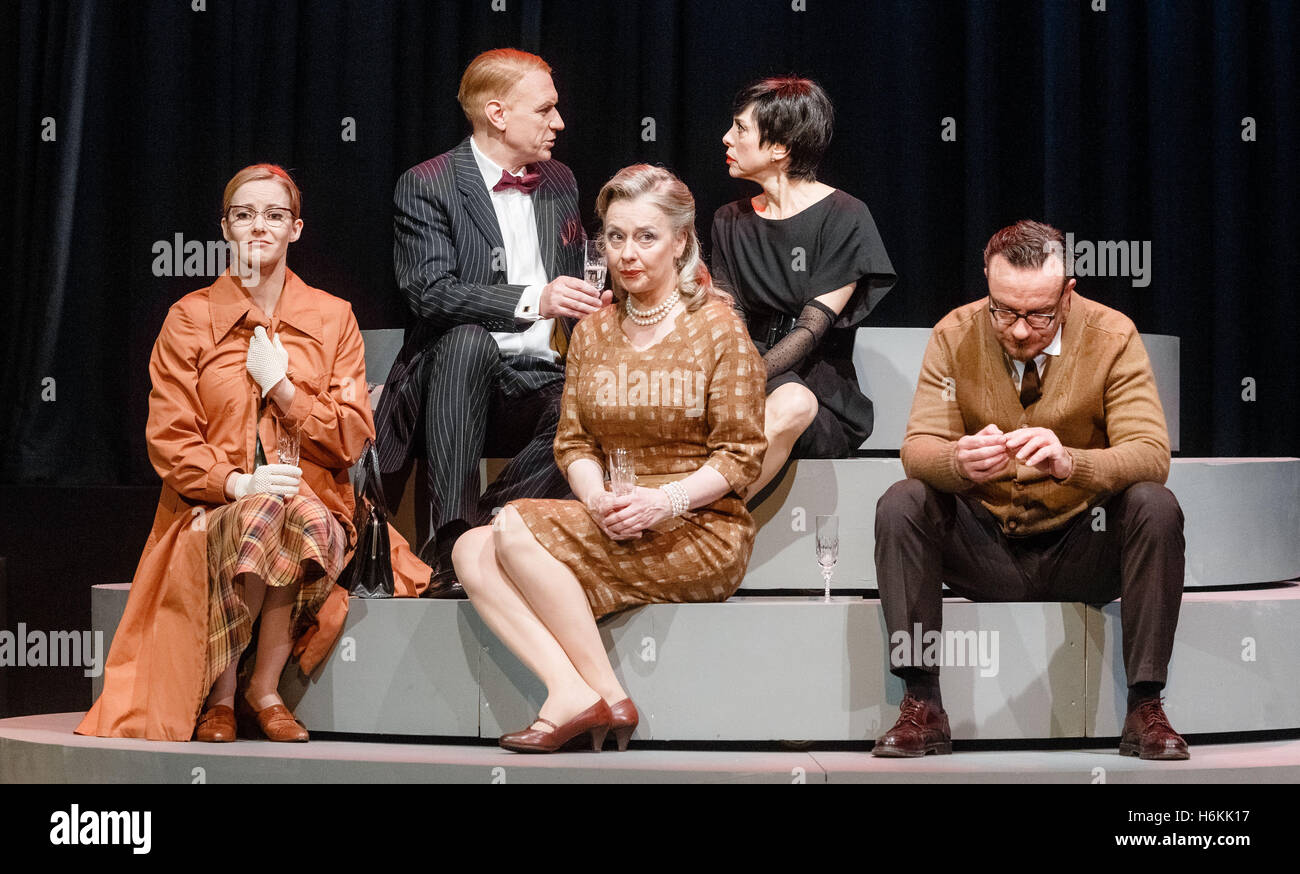 Hamburg, Germany. 27th Oct, 2016. Teresa Weissbach as Diana Schoening (L-R), Robin Brosch as Hans, Isabell Fischer as Irene, Helen Schneider as Joan Ford and Tim Grobe as Kurt act a scene from the play 'Diven' (lit. Divas) during a press rehearsal in Hamburg, Germany, 27 October 2016. The world premiere takes place on 30 October 2016 in the Hamburger Kammerspiele theater. Photo: MARKUS SCHOLZ/dpa Photo: Markus Scholz//Verwendung weltweit/dpa/Alamy Live News Stock Photo