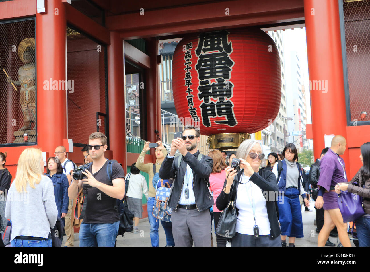 Tokyo, Japan. 31st Oct, 2016. Foreign tourists enjoy sightseeing and