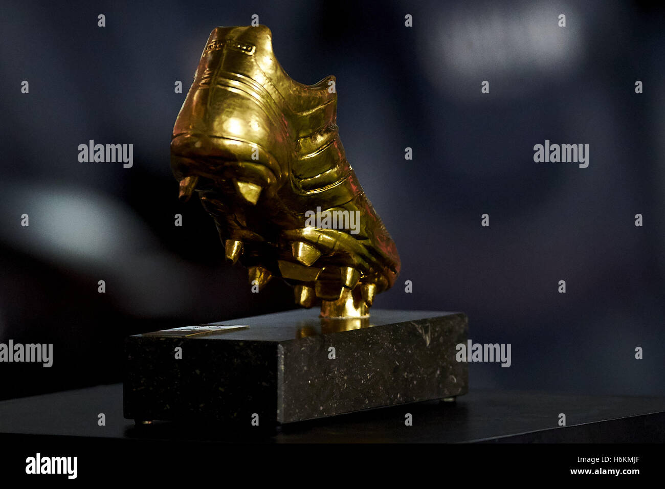 Barcelona, Spain. 29th Oct, 2016. A detail of the Golden Boot prior La Liga soccer match between FC Barcelona and Granada CF, at the Camp Nou stadium in Barcelona, Spain, saturday, october 29, 2016. Foto: S.Lau © dpa/Alamy Live News Stock Photo