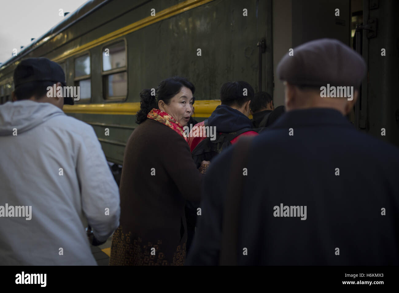 October 28, 2016 - Beijing, china - Passengers get on the green train ...