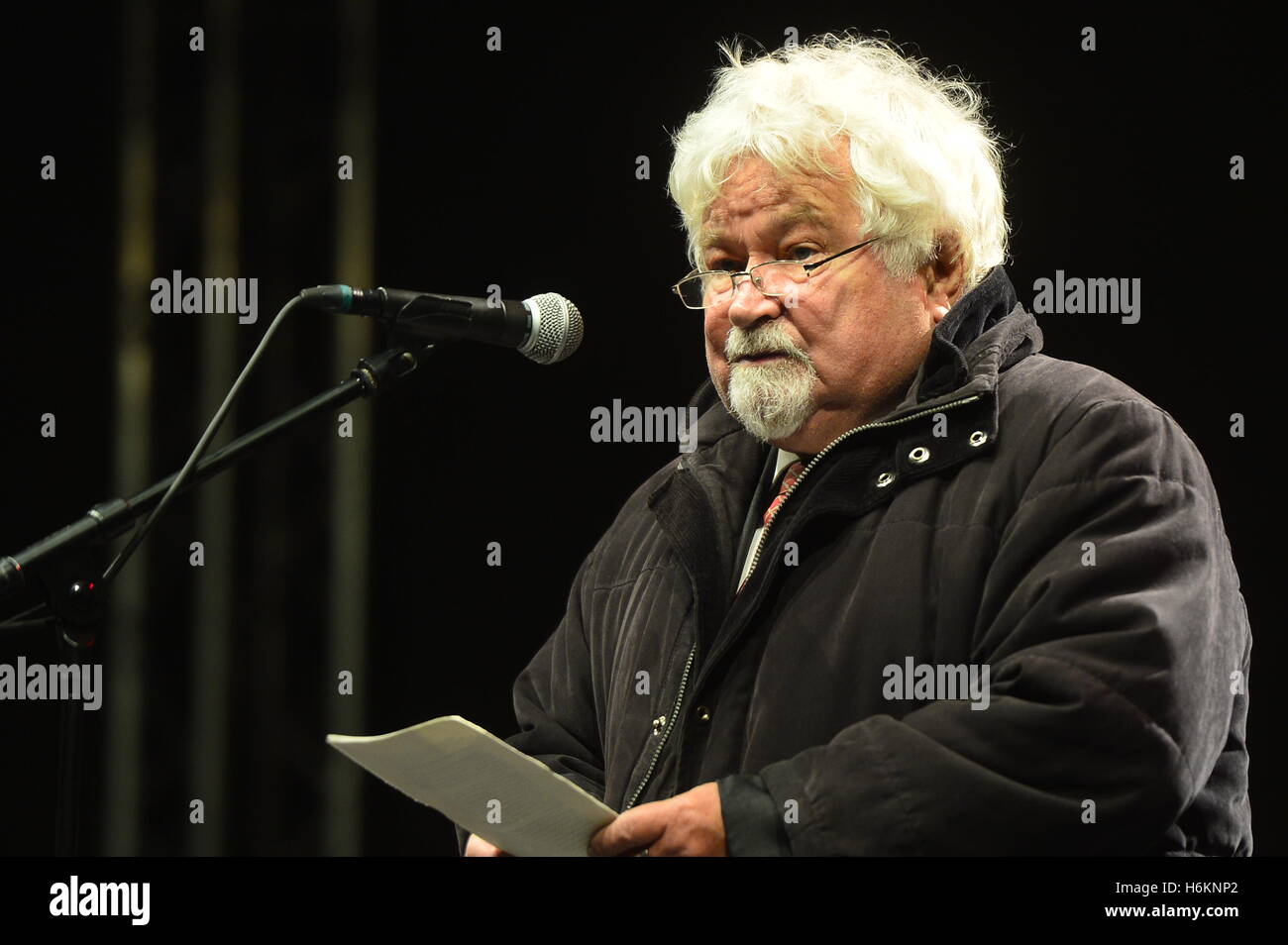 Prague, Czech Republic. 28th Oct, 2016. Czech politician, lawyer and political scientist Petr Pithart attends alternative celebrations of national holiday organised by lower house deputy head Petr Gazdik (opposition STAN), with ministers Marian Jurecka and Daniel Herman (both KDU-CSL) and holocaust survivor Jiri Brady (awarded by Palacky University) attending, took place Staromestske namesti, Prague, Czech Republic, on Friday, October 28, 2016. © David Tanecek/CTK Photo/Alamy Live News Stock Photo