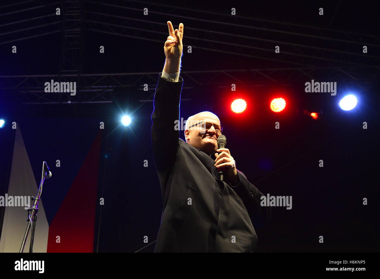 Prague, Czech Republic. 28th Oct, 2016. Alternative celebrations of national holiday organised by lower house deputy head Petr Gazdik (opposition STAN), with ministers Marian Jurecka and Daniel Herman (both KDU-CSL) and holocaust survivor Jiri Brady (awarded by Palacky University) attending, took place Staromestske namesti, Prague, Czech Republic, on Friday, October 28, 2016. © David Tanecek/CTK Photo/Alamy Live News Stock Photo