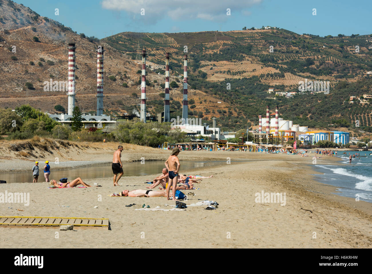 Griechenland, Kreta, Amoudara bei Heraklion, Strand und Kraftwerk Stock