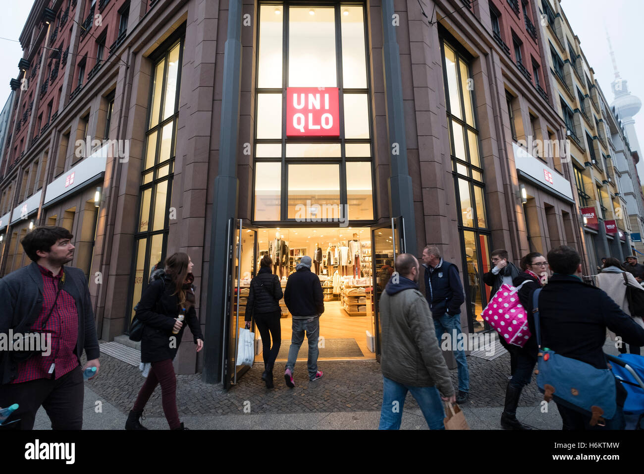 Uniqlo store hi-res stock photography and images - Page 2 - Alamy