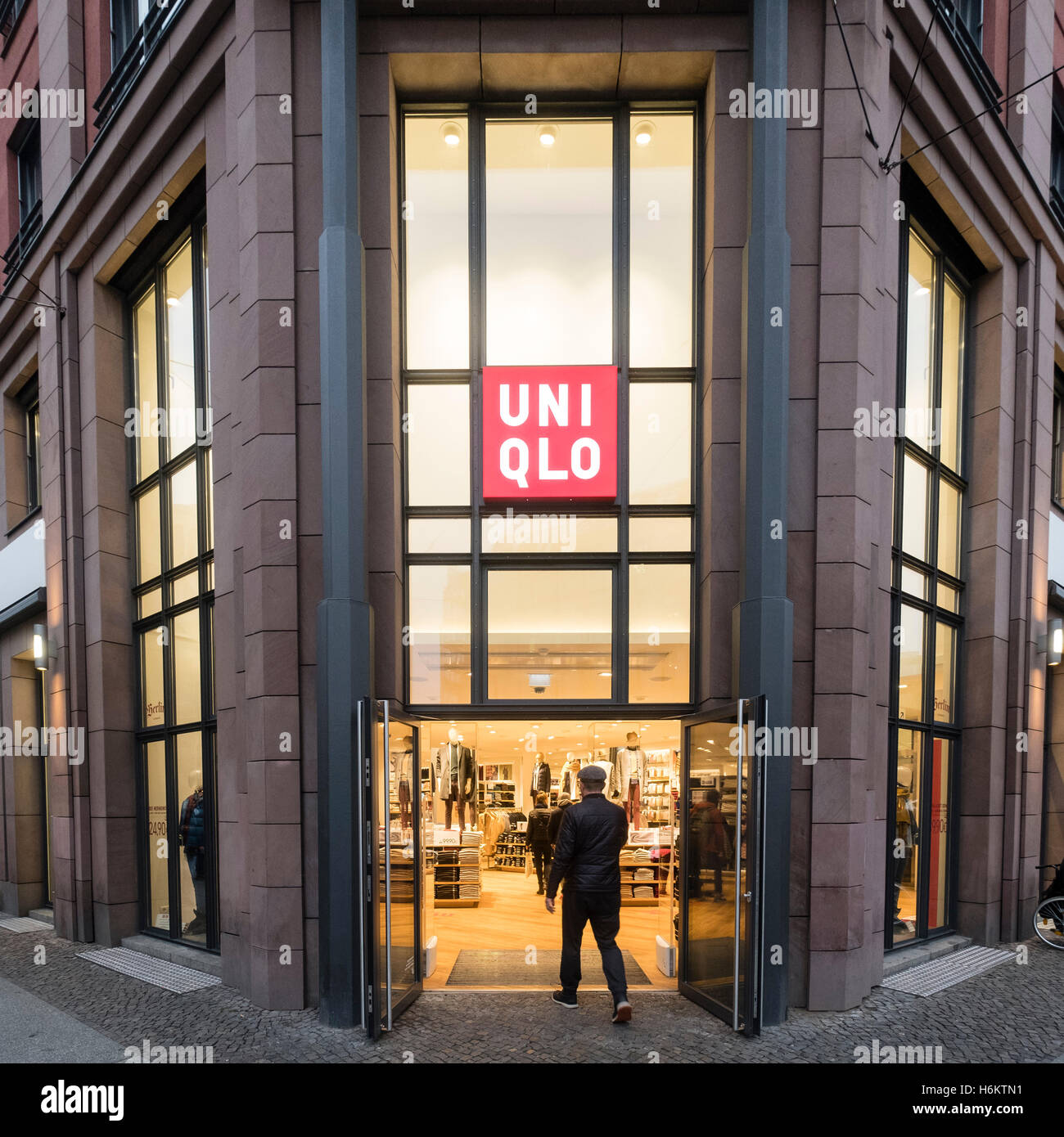 Uniqlo Store Exterior High Resolution Stock Photography and Images - Alamy
