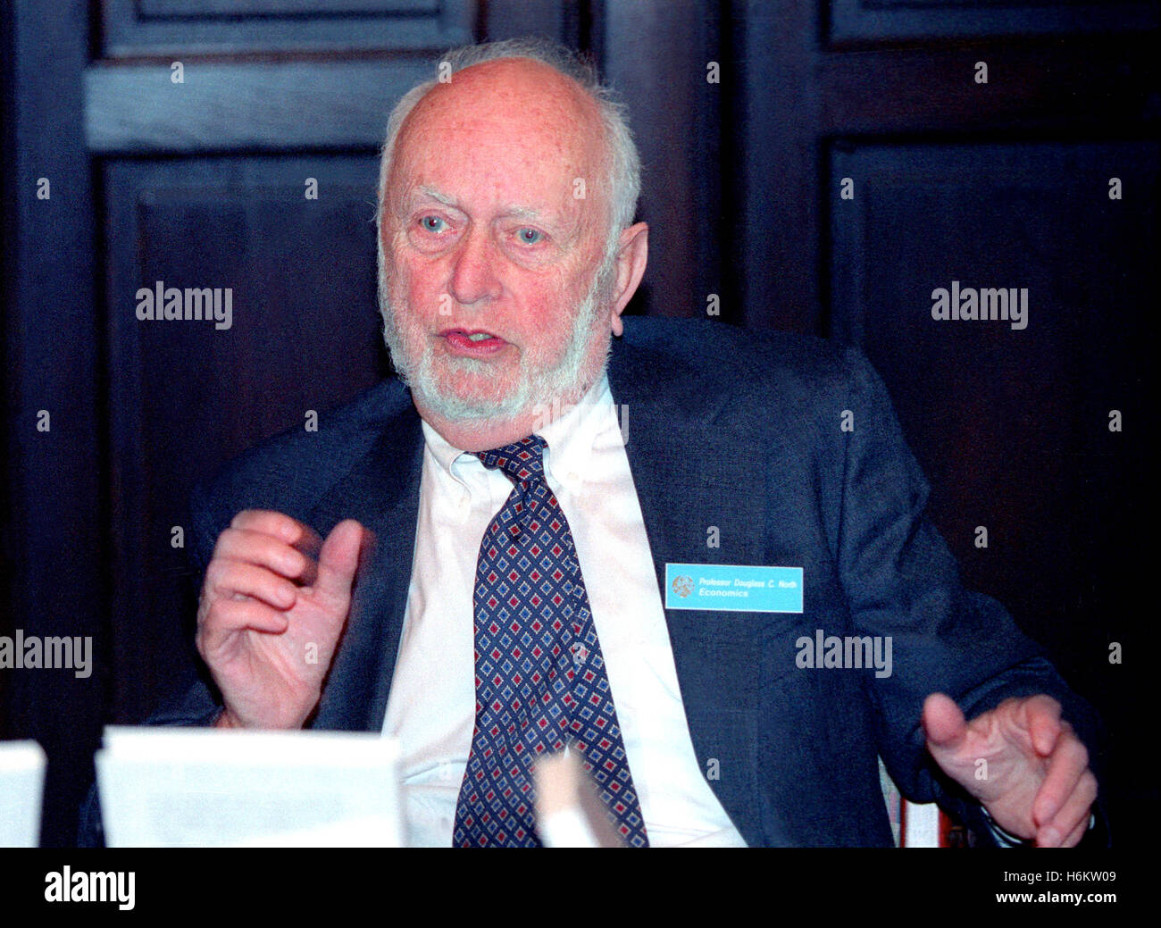 DOUGLASS NORTH US Economist in economics during a meeting with students at the Stockholm Chamber college Stock Photo