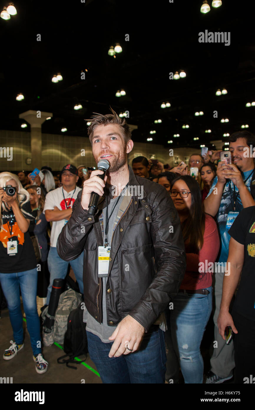 cafetaria Motiveren overzien STAN LEE LA COMIC CON: Actor Liam McIntyre leaves the stage during The Flash  panel to go into the audience and speak to fans Stock Photo - Alamy