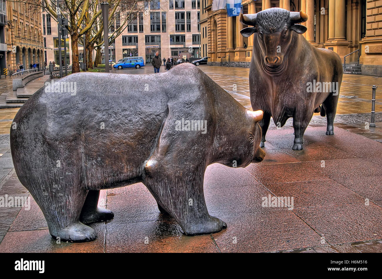 Bull and bear statues frankfurt hi-res stock photography and images - Alamy