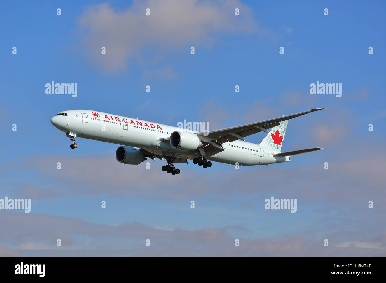 Air canada boeing 777 300er hi-res stock photography and images - Alamy