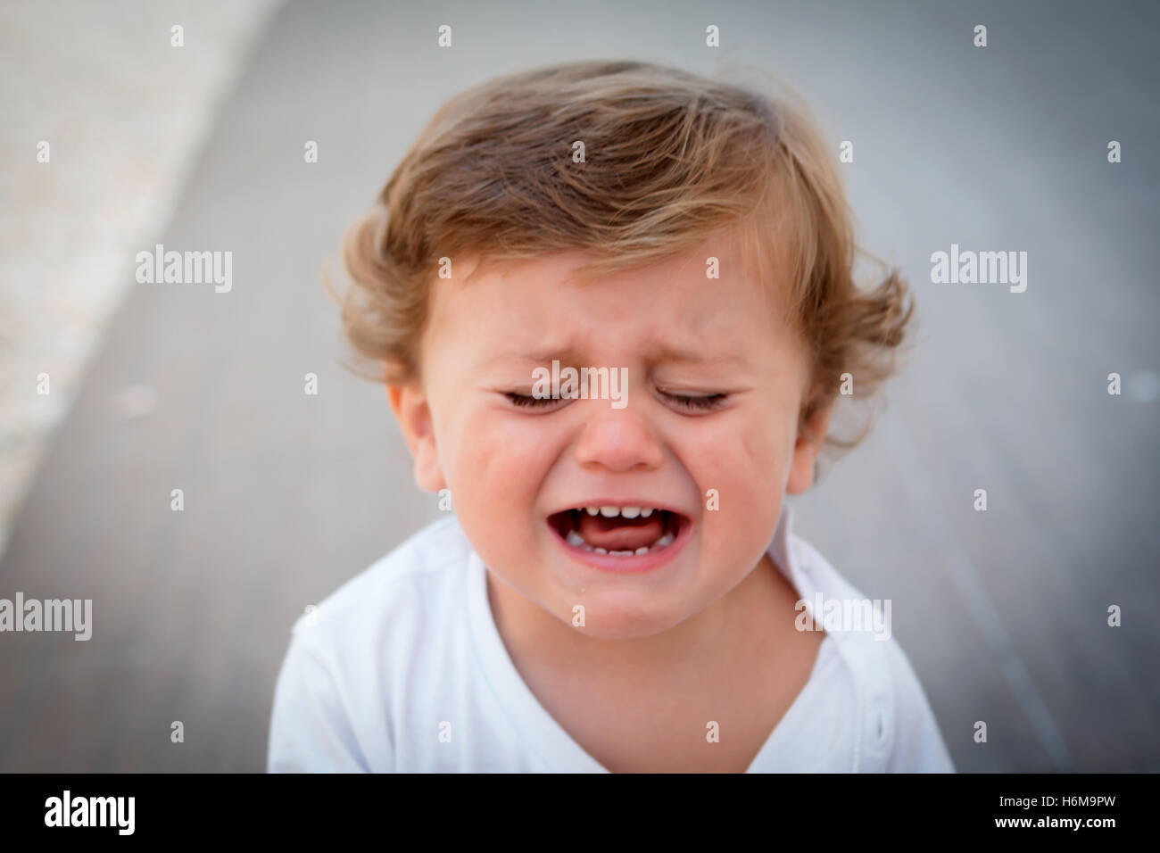 Детские истерики. Ребенок 3 лет кричит плачет. Капризный ребенок. Истерика у ребенка. Ребенок 3 лет кричит плачет.