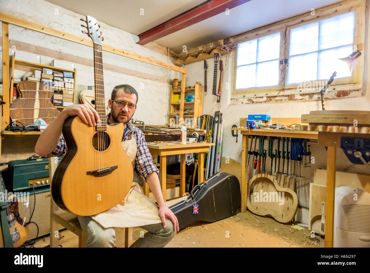 Guitar maker hi res stock photography and images Page 3 Alamy