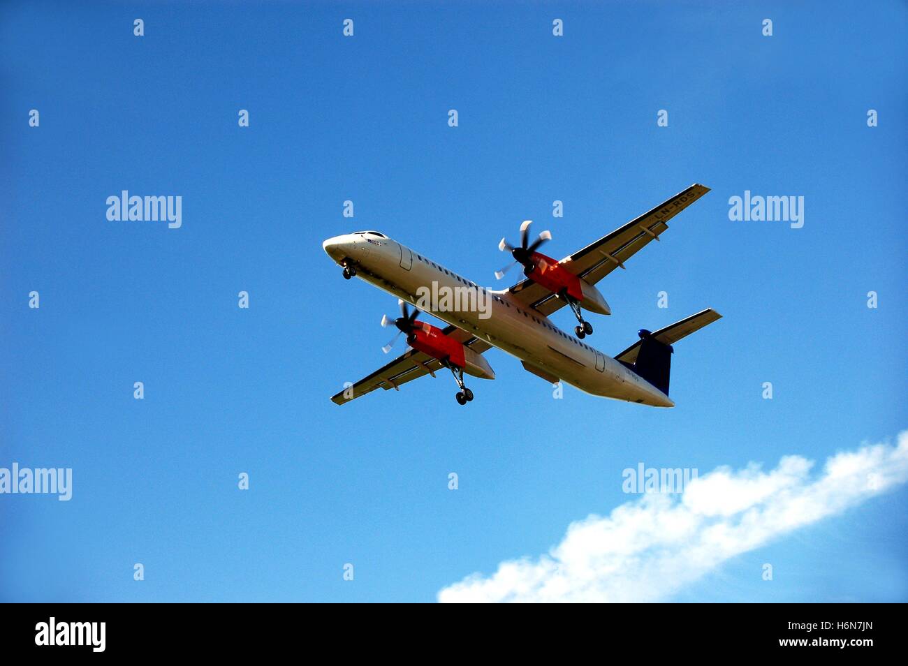 Der bombardier dash 8 hi-res stock photography and images - Alamy
