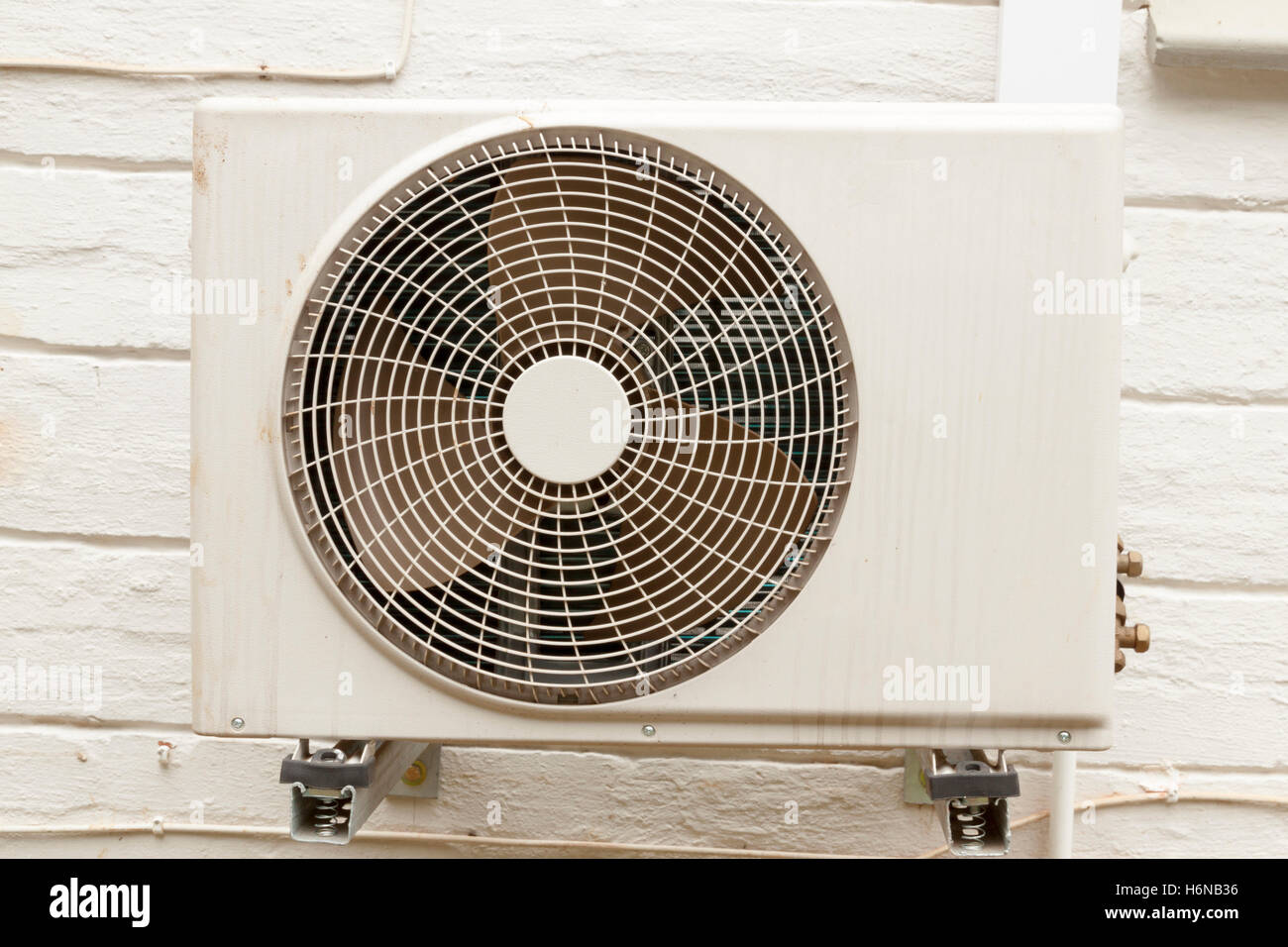 Wall mounted air conditioning unit hi-res stock photography and images ...