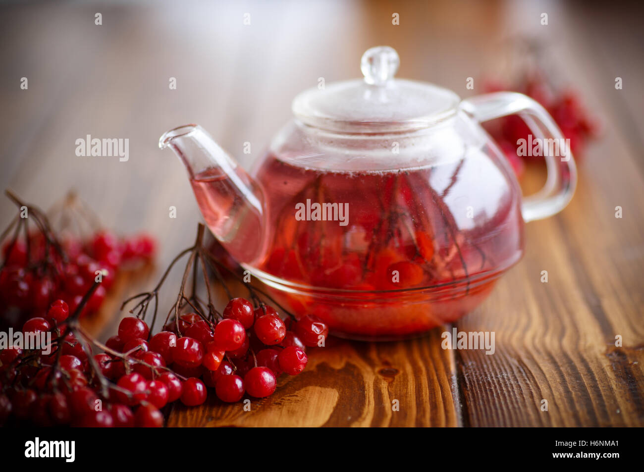 Настойка от простуды. Чай из калины. Ягодный чай в чайнике. Чай с клюквой. Чай с ягодами.