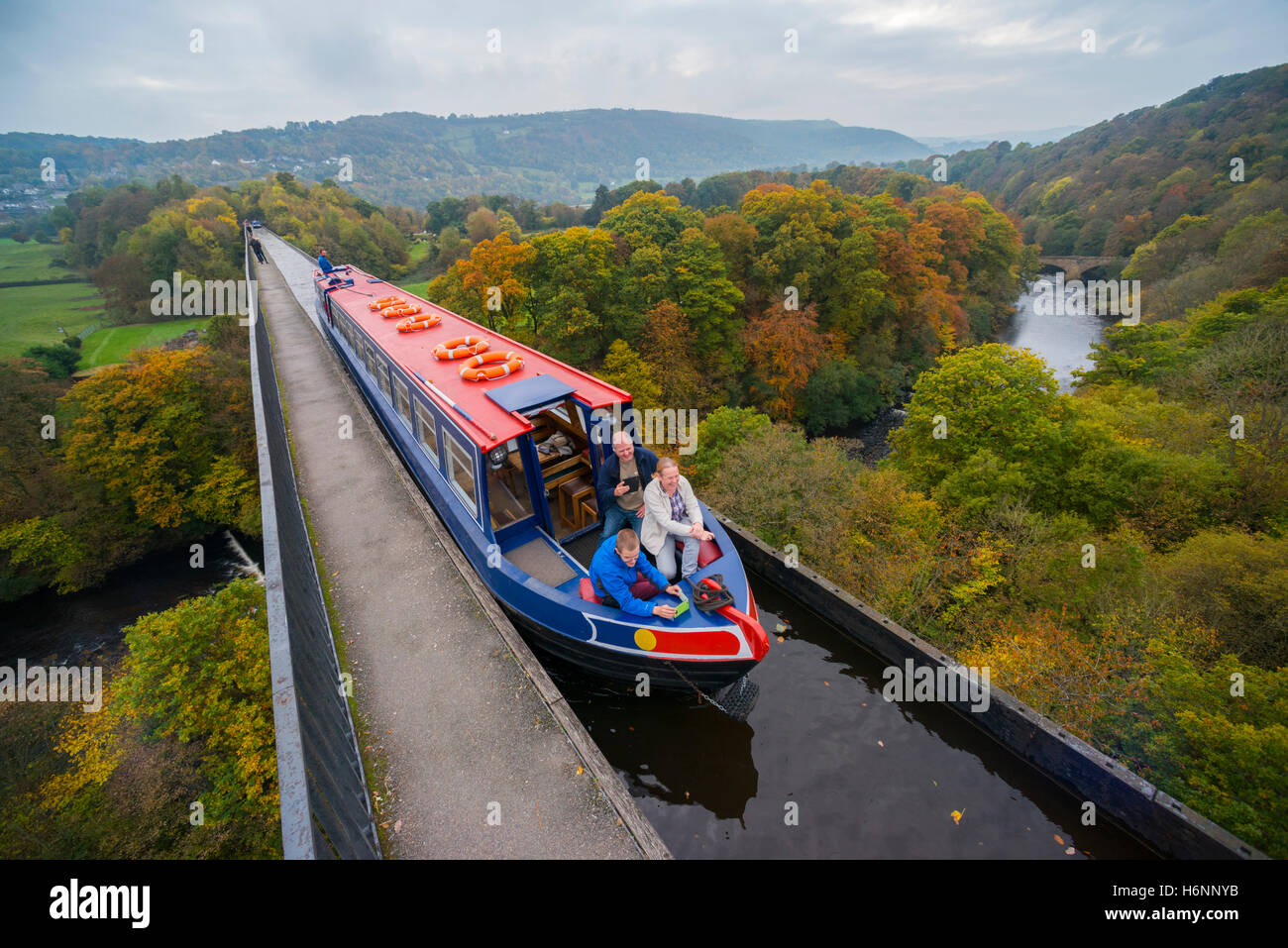 Canal boat on the Llangollen Canal,126ft above the River Dee on the Pontcysyllte Aqueduct, Wrexham, Wales. Stock Photo