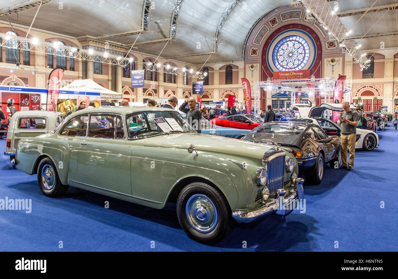 Auto Show in Ft. Weiß, Florida. Auto Hop Tablett im Fenster eines Chevrolet  classic car 1957 Stockfotografie - Alamy