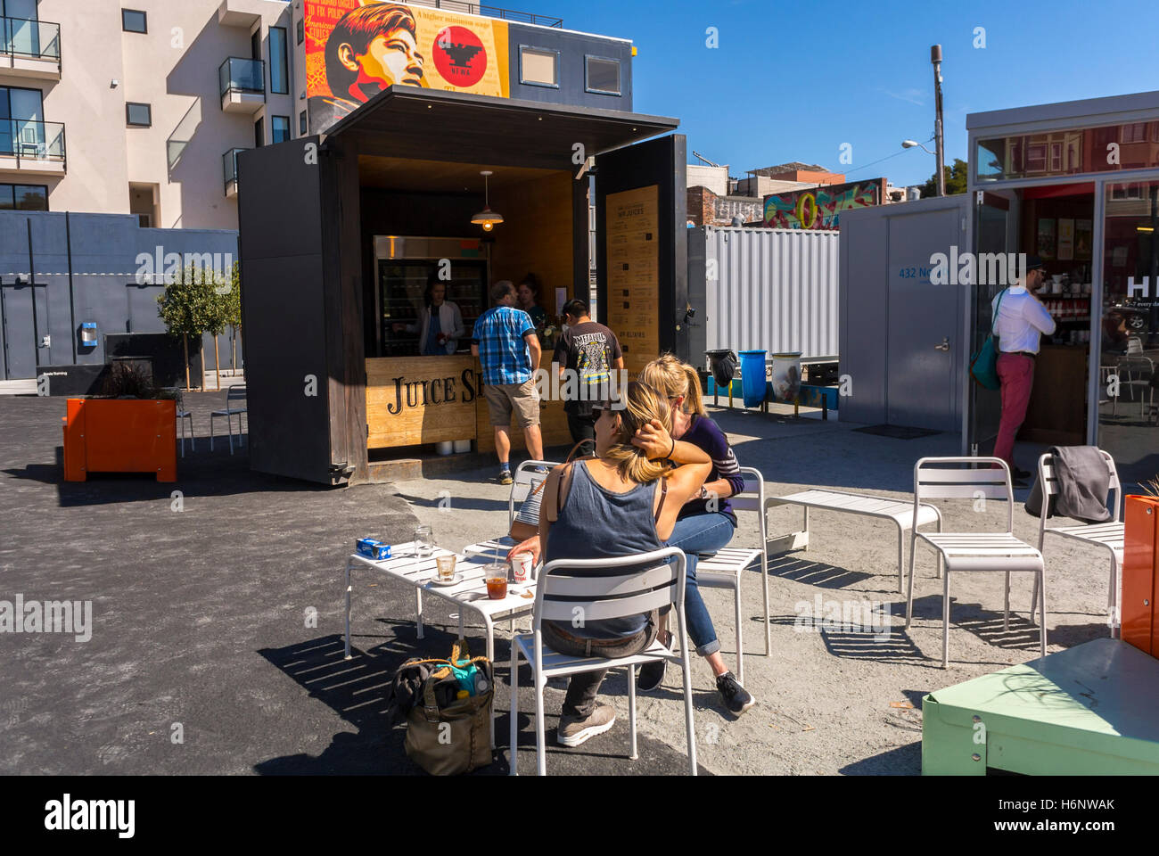 San Francisco, CA, USA, American People Hanging out, Street Scenes, Urban  Life, Hayes Valley, Temporary Urbanism Project, Town Square, Street Vendor,  Cafe Terrace Stock Photo - Alamy