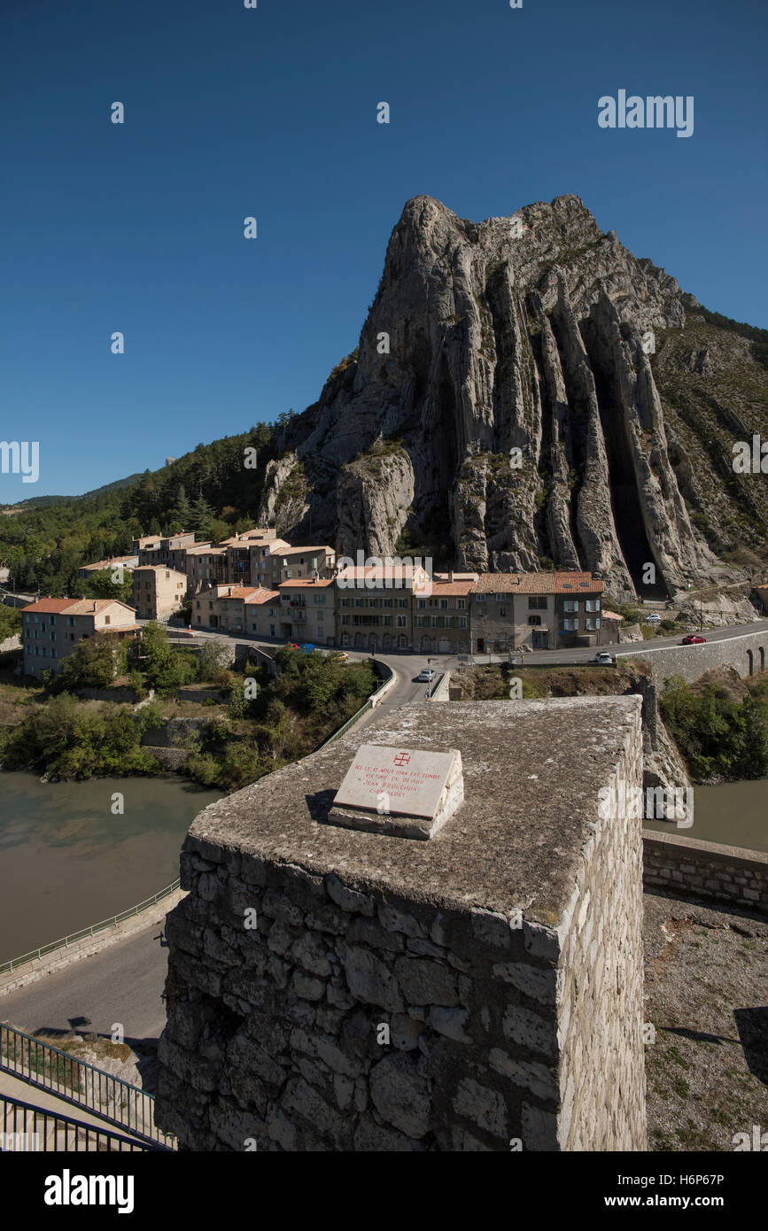 Sisteron, Alpes-de-Haute-Provence,in the Provence-Alpes-Côte d'Azur region in southeastern France.. Sept 2016 Sisteron is situated on the banks of the River Durance just after the confluence of the rivers Buëch and Sasse. It is sometimes called the 'Gateway to Provence' because it is in a narrow gap between two long mountain ridges. Wikipeadia below Sisteron has been inhabited for 4000 years. The Romans used the route through Sisteron as can be shown by a Latin inscription in the rocks near the road to Authon. It escaped the barbarian invasions after the fall of Rome, but was ravaged by the Sa Stock Photo