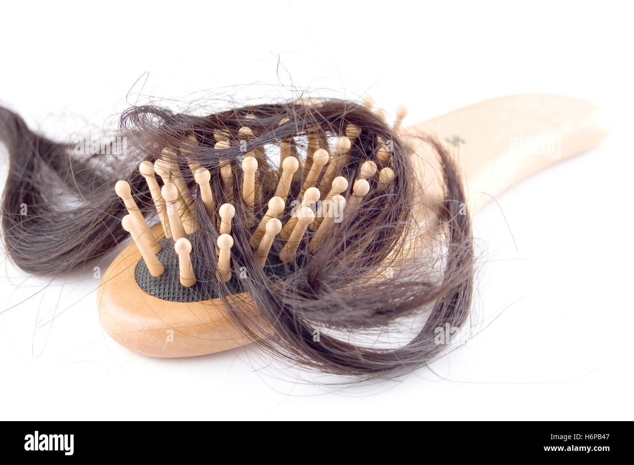 к чему снится выпадение волос прядями. к чему снится выпали накладные волосы. девушка довольная с расческой. расческа для волос. расчесывание волос.