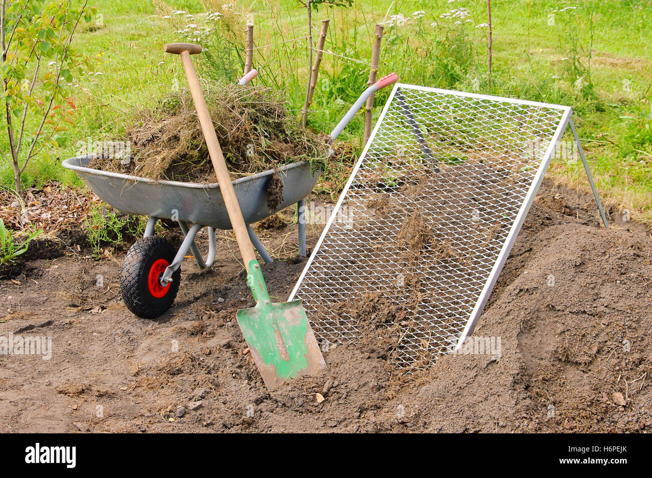 komposthaufen seven compost pile sieve 01 Stock Photo Alamy