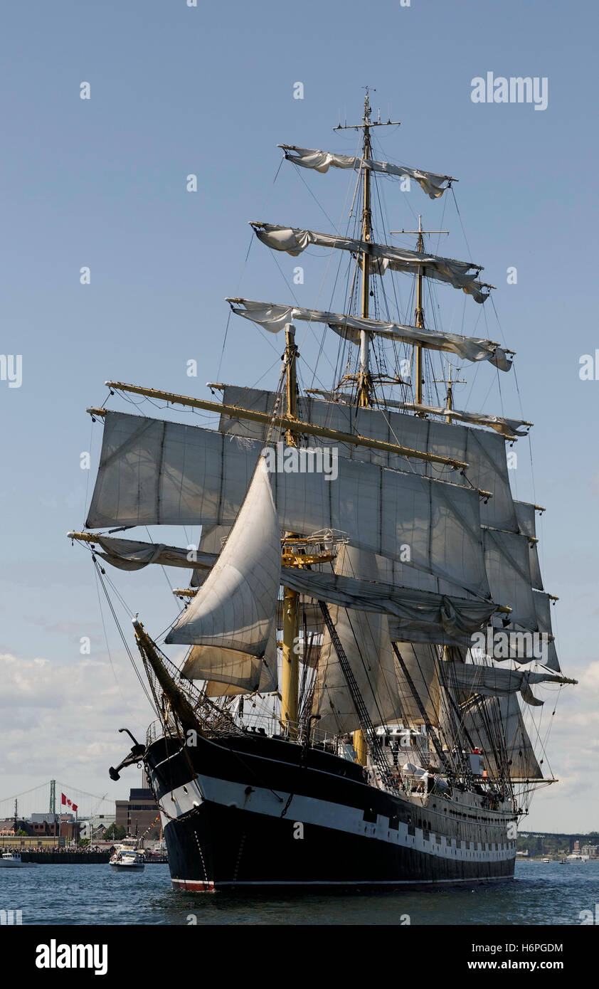 Tall ship parade hi-res stock photography and images - Alamy