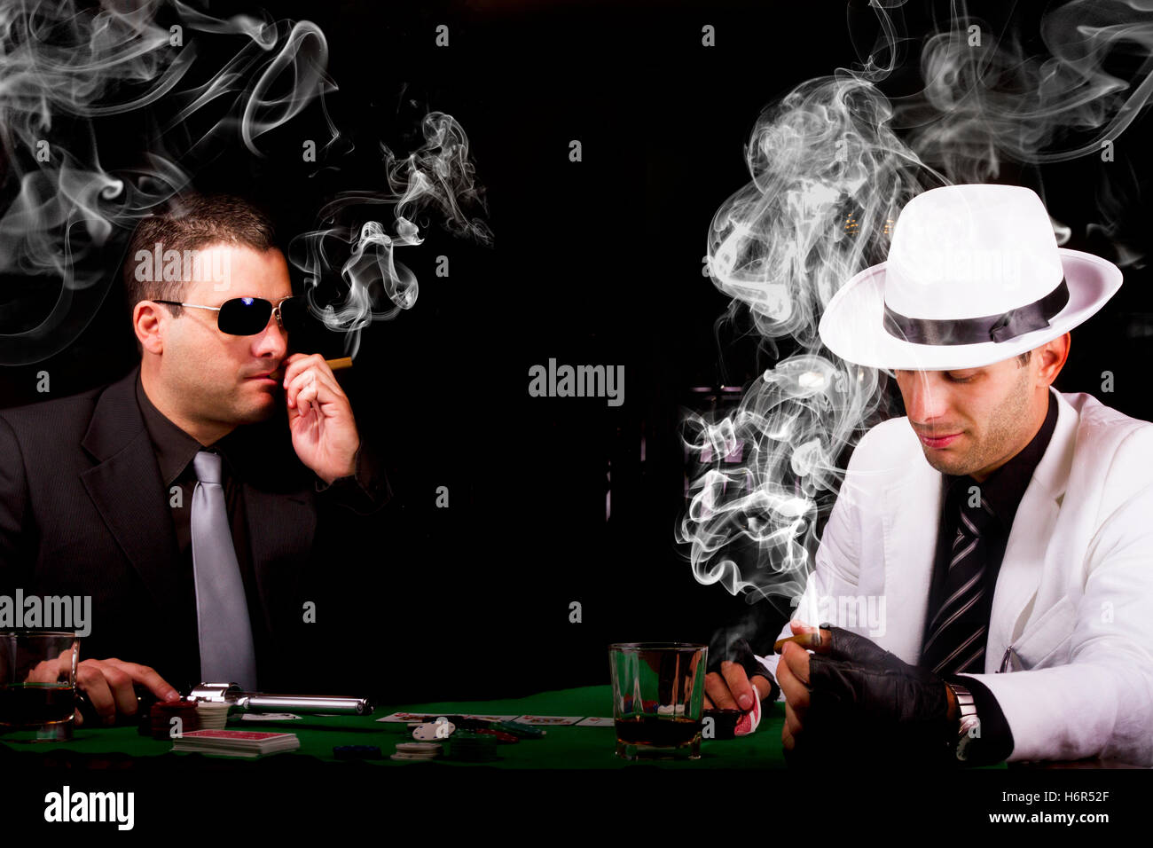 покер гангстеры. перчатки мафия. мафиози с деньгами. мужчина с сигарой и виски. мафиози за столом.