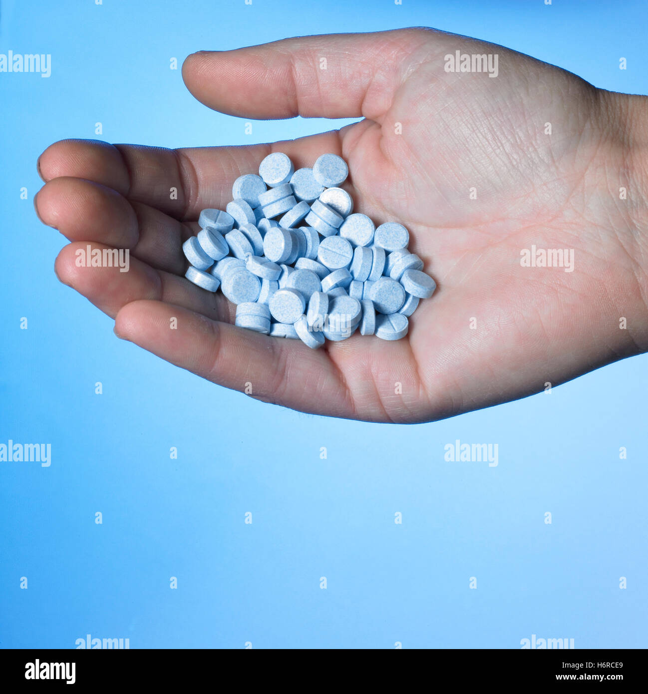 hand holding blue pills Stock Photo - Alamy