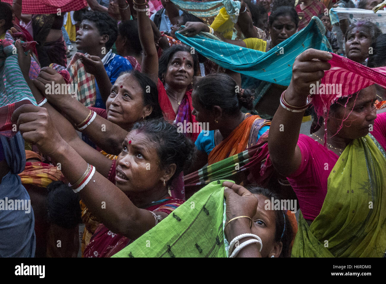 Kolkata, Indian state West Bengal. 31st Oct, 2016. Indian devotees gather to collect scattered rice to celebrate the Annakut ritual of rice begging from all mighty god during the second day of Diwali in Kolkata, capital of eastern Indian state West Bengal, Oct. 31, 2016. Diwali, the Hindu festival of lights, symbolises the homecoming of Hindu god, Lord Rama, after his victory over demon King Ravana. Credit:  Tumpa Mondal/Xinhua/Alamy Live News Stock Photo