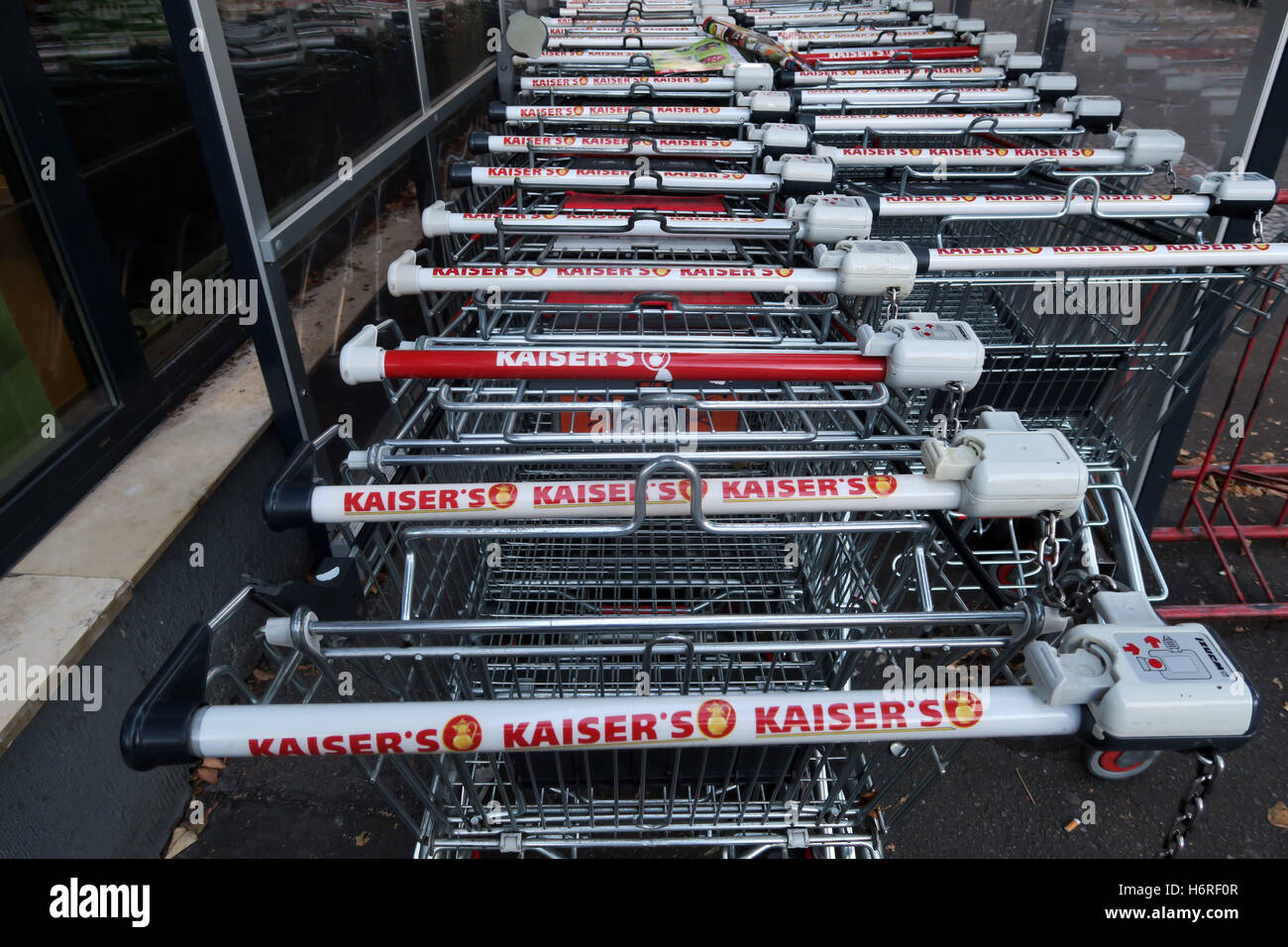 Berlin, Germany. 25th Sep, 2016. Shopping carts in front of a Kaiser's