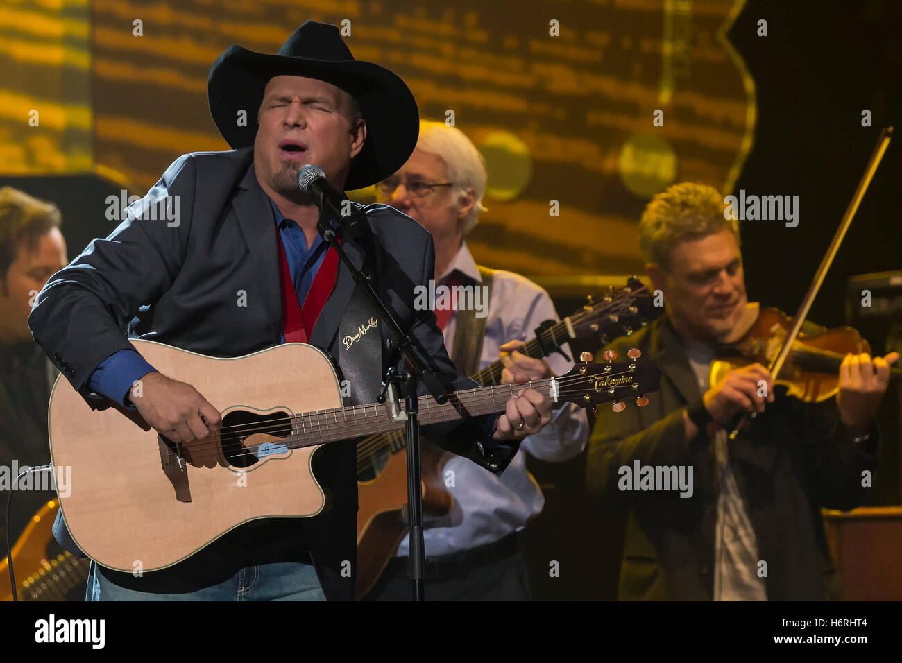 Garth brooks in concert hi-res stock photography and images - Alamy