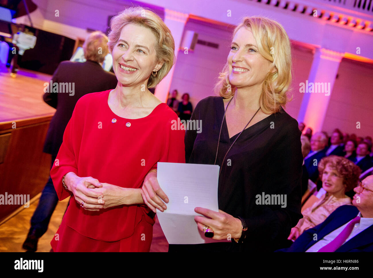 Actress Maria Furtwaengler (R) arrives on stage with the Federal Defence Minister Ursula von der Leyen (L) to receive the Leibniz-Ring in Hanover, Germany 31 October 2016. Furtwaengler received the Leibniz-Ring of the press club Hanover for her work against child abuse. Several days before the ceremony the ready-made gem was stolen. Photo: Hauke-Christian Dittrich/dpa Stock Photo