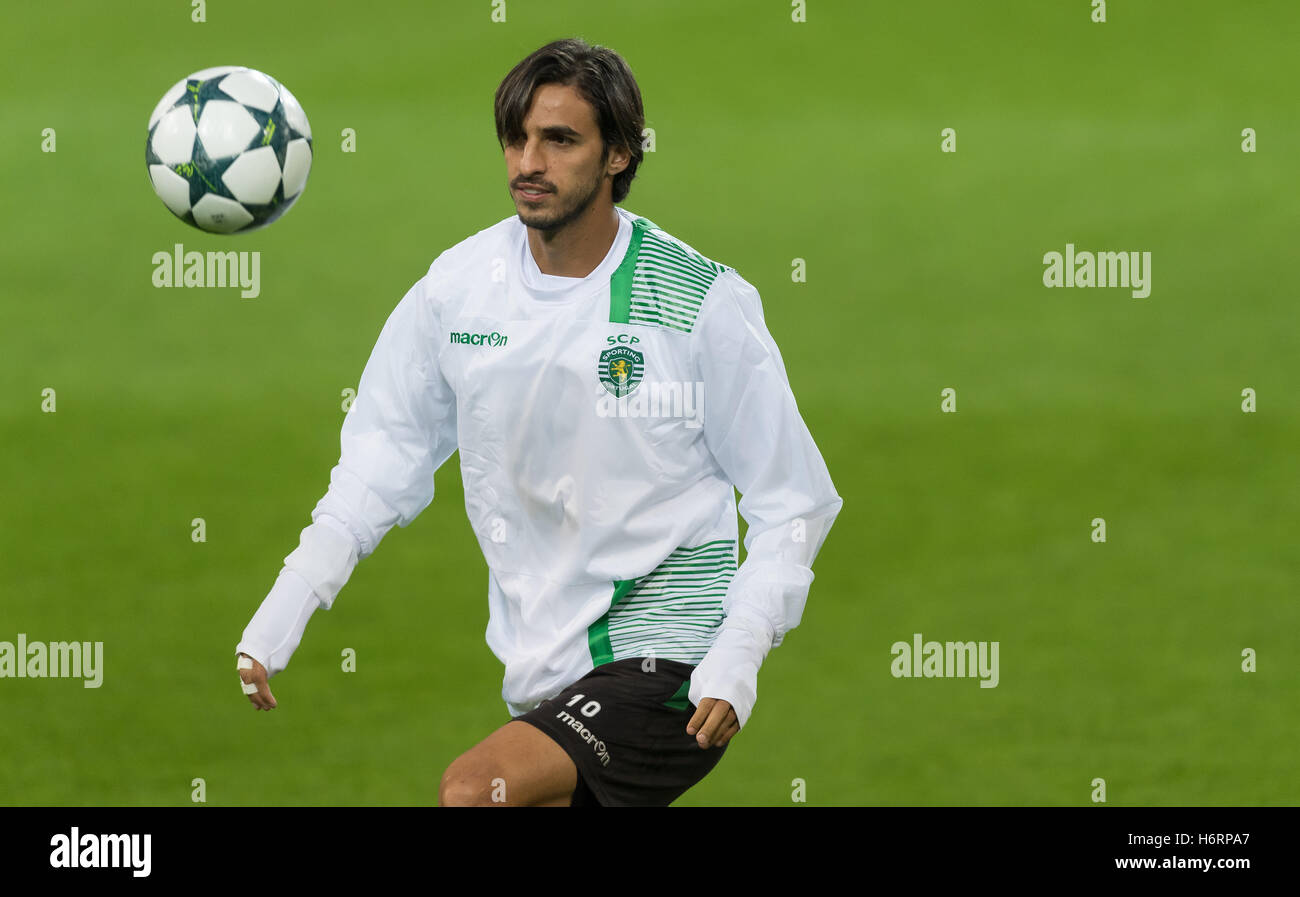 Dortmund, Germany. 1st Nov, 2016. Bryan Ruiz of Sporting Lissabon plays the ball during the last training session of his team before the Champions League match between Borussia Dortmund and Sporting Lissabon in Dortmund, Germany, 1 November 2016. Photo: Guido Kirchner/dpa/Alamy Live News Stock Photo