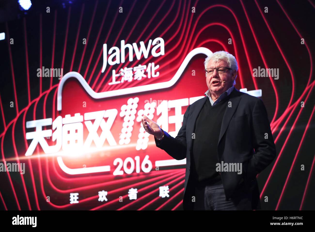 Beijing, China. 2nd Nov, 2016. David Hill, director of the Tmall 2016 Double 11 Carnival Night, speaks at a press conference in Beijing, capital of China, Nov. 1, 2016. The Tmall 2016 Double 11 Carnival Night will be directed by David Hill, who has been the producer of the United States 'Super Bowl' for over 20 years. © Xinhua/Alamy Live News Stock Photo