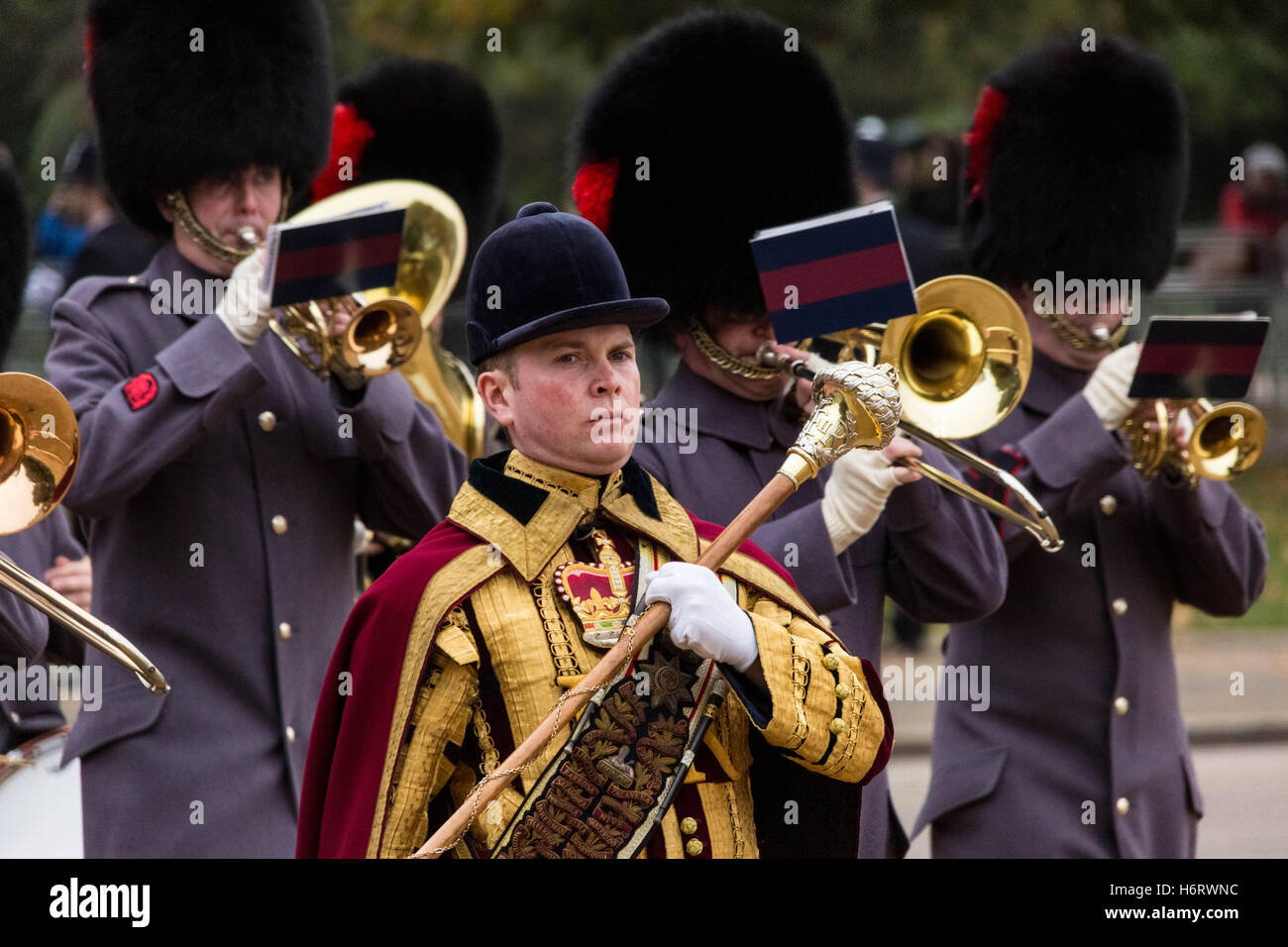 London, UK. 1st November, 2016. 1st Battalion Coldstream Guards take formation as part of the Guard of Honour in Horse Guards Parade ready to greet The President of Colombia on the first day of his state visit Credit:  Guy Corbishley/Alamy Live News Stock Photo