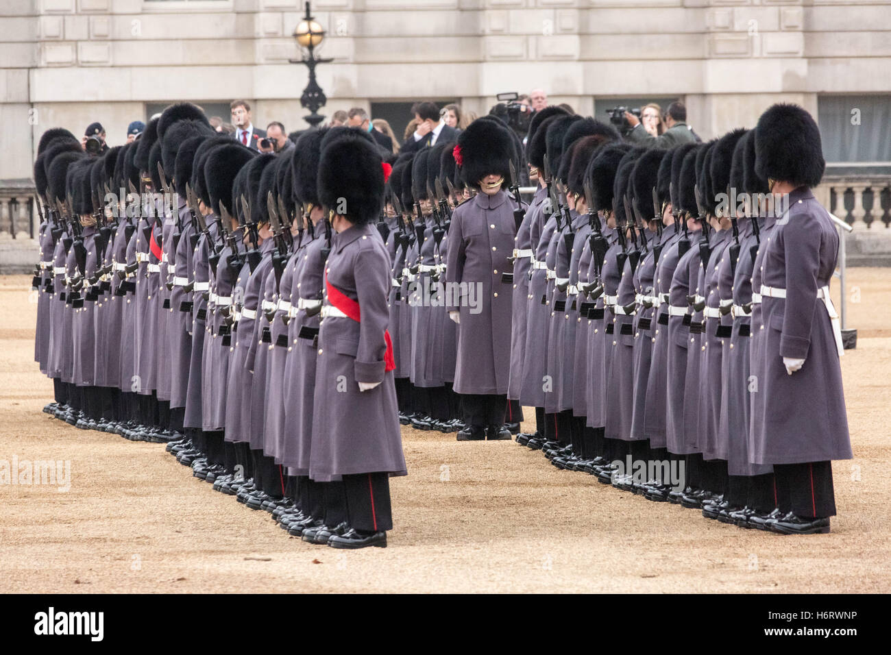 London, UK. 1st November, 2016. 1st Battalion Coldstream Guards take formation as part of the Guard of Honour in Horse Guards Parade ready to greet The President of Colombia on the first day of his state visit Credit:  Guy Corbishley/Alamy Live News Stock Photo