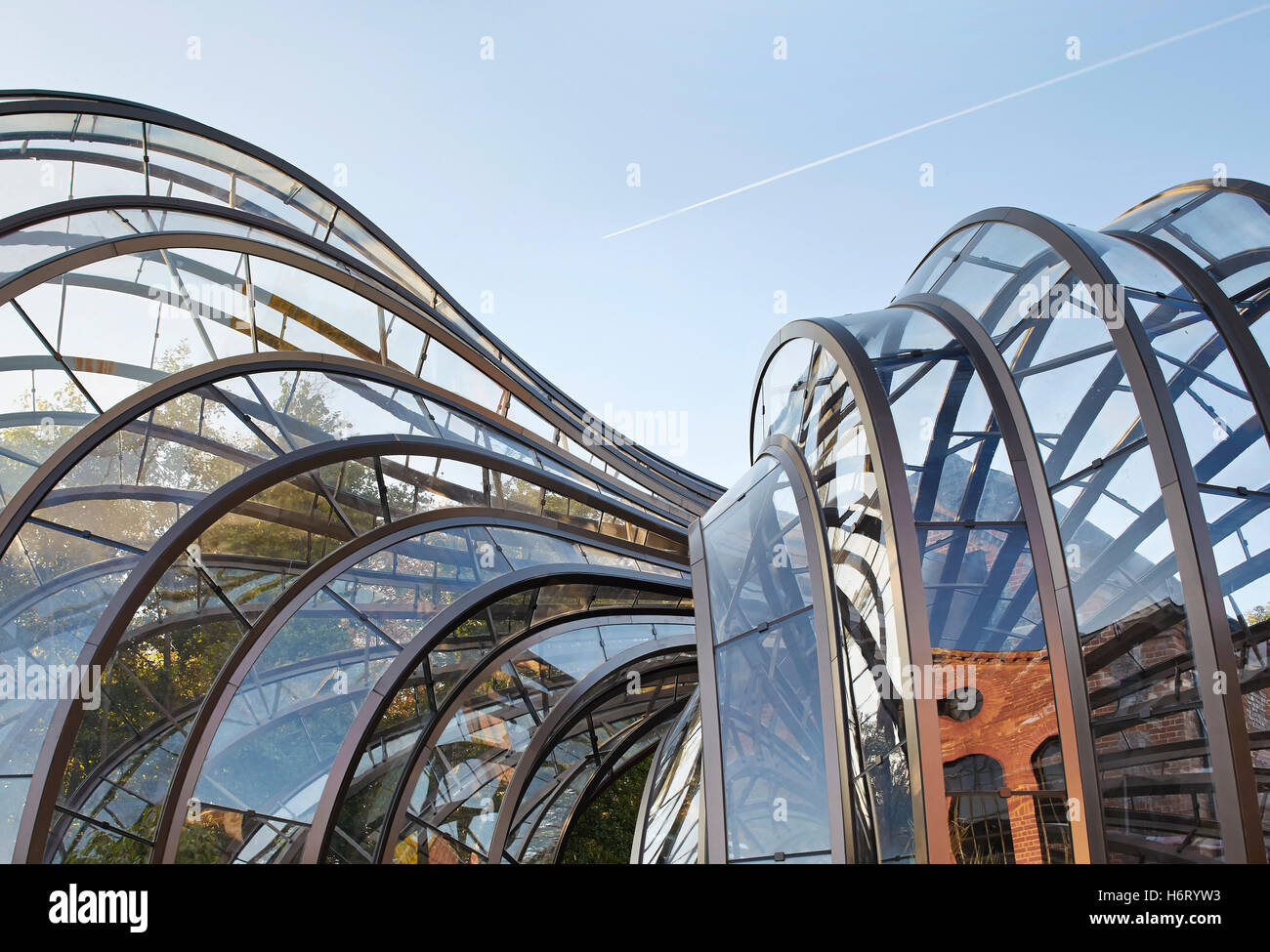 Detail of curved greenhouse frame. Bombay Sapphire Distillery, Laverstoke, United Kingdom. Architect: Heatherwick, 2014. Stock Photo