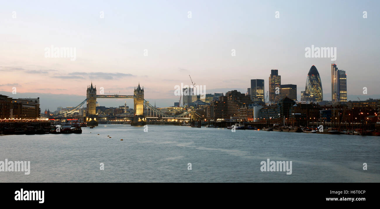 city town bridge night nighttime tourism europe london england sight view outlook perspective vista panorama lookout thames Stock Photo