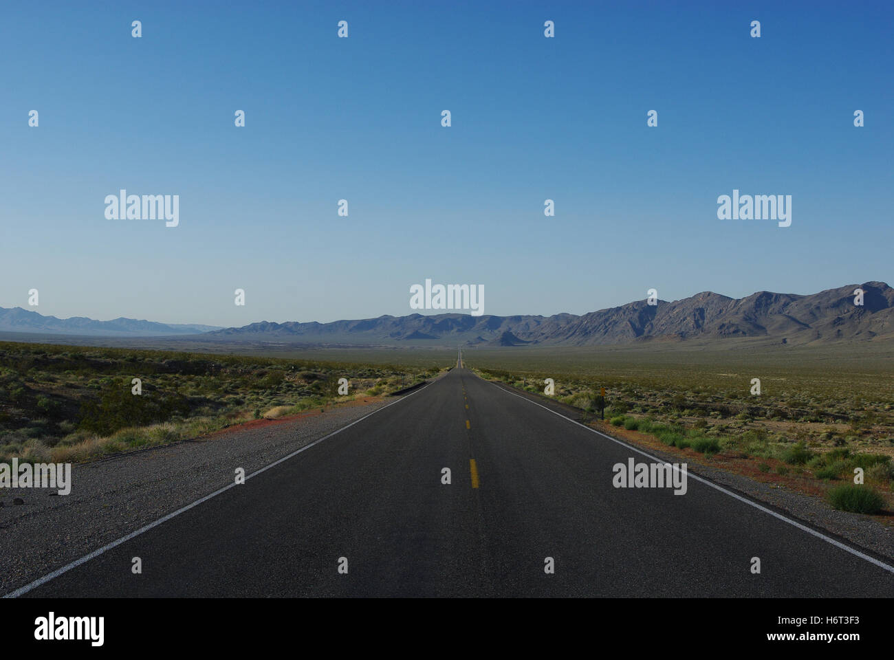 highway 178 towards shoshone,california Stock Photo Alamy