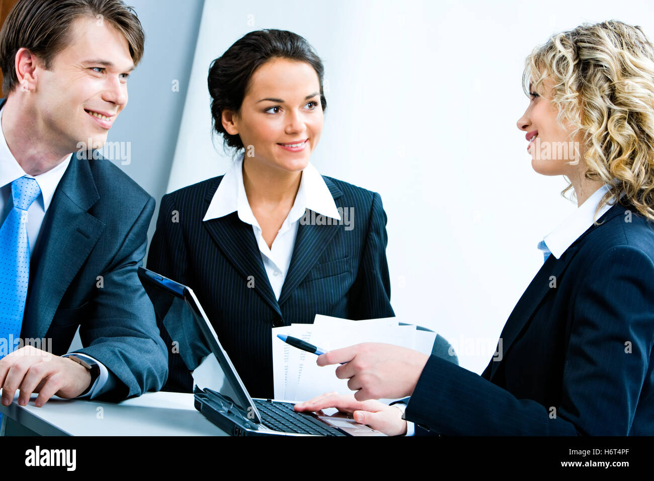 woman conversation talk speaking speaks spoken speak talking chat ...