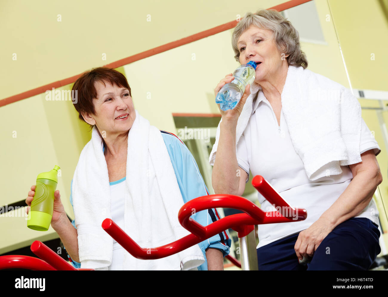 woman talk speaking speaks spoken speak talking chat nattering humans