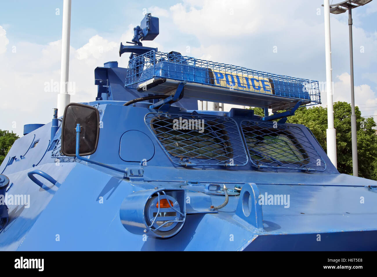 Um Carro De Polícia Azul Militar Blindado Enorme Em Kampala Foto Editorial  - Imagem de controle, defesa: 149291591