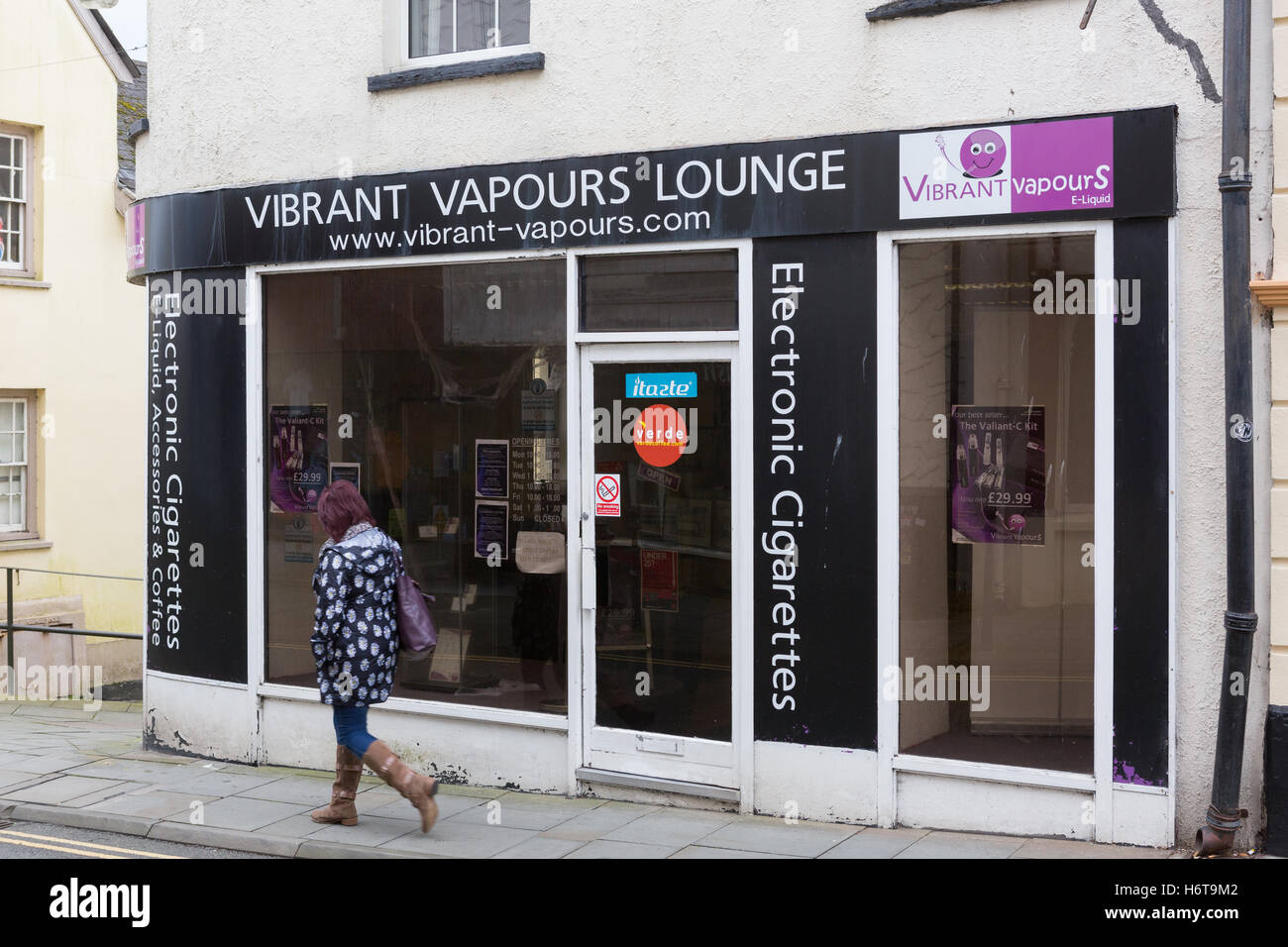 an-electronic-cigarettevaping-shop-and-cafe-in-carmarthen-wales-H6T9M2.jpg