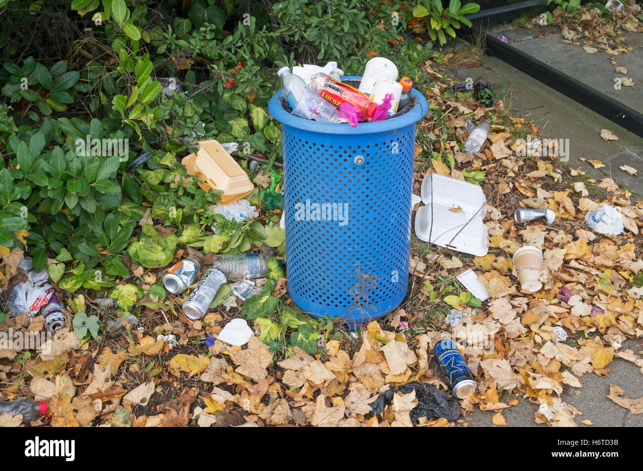 Overflowing litter bin, Sunderland, Tyne and Wear, England, UK Stock