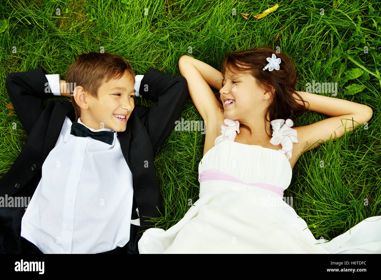 На мальчика и на девочку на свадьбе. Девочка женится на мальчике. Ранние браки. Дети в свадебных нарядах. Девочка женится на мальчике.