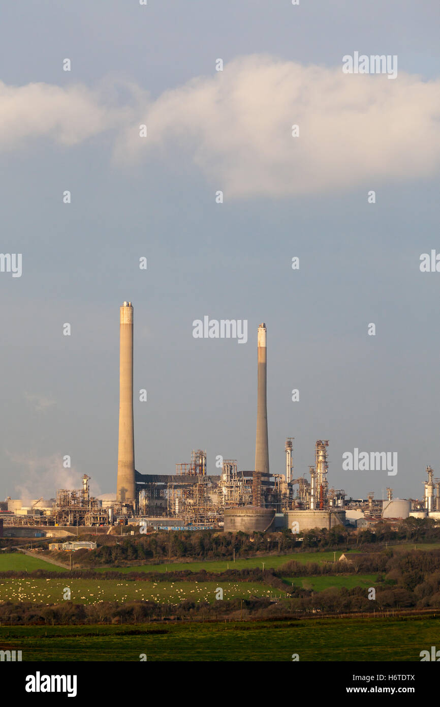 Valero Oil Refinery, Pembroke Dock, Pembrokeshire, Wales, UK Stock