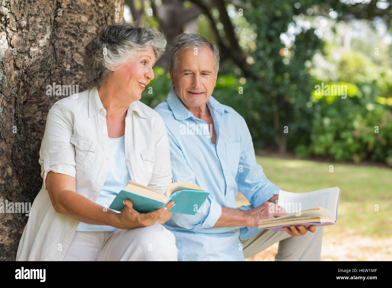 Старая жена читать полностью. Пожилой человек с книгой. Пенсионеры читают. Книга для чтения пожилому человеку. Пенсионеры с книгами.