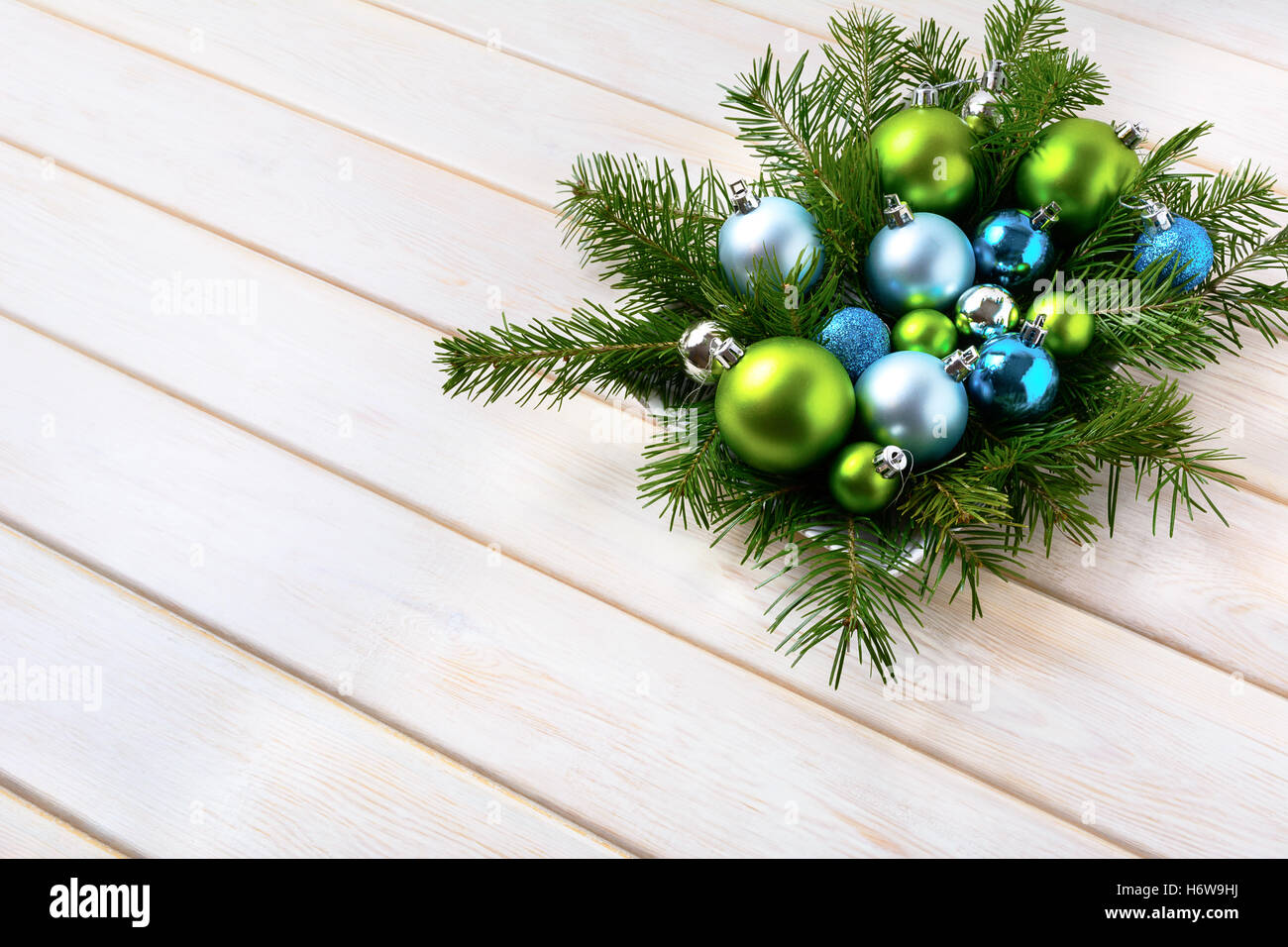Christmas dinner table centerpiece with navy blue and green ornaments ...