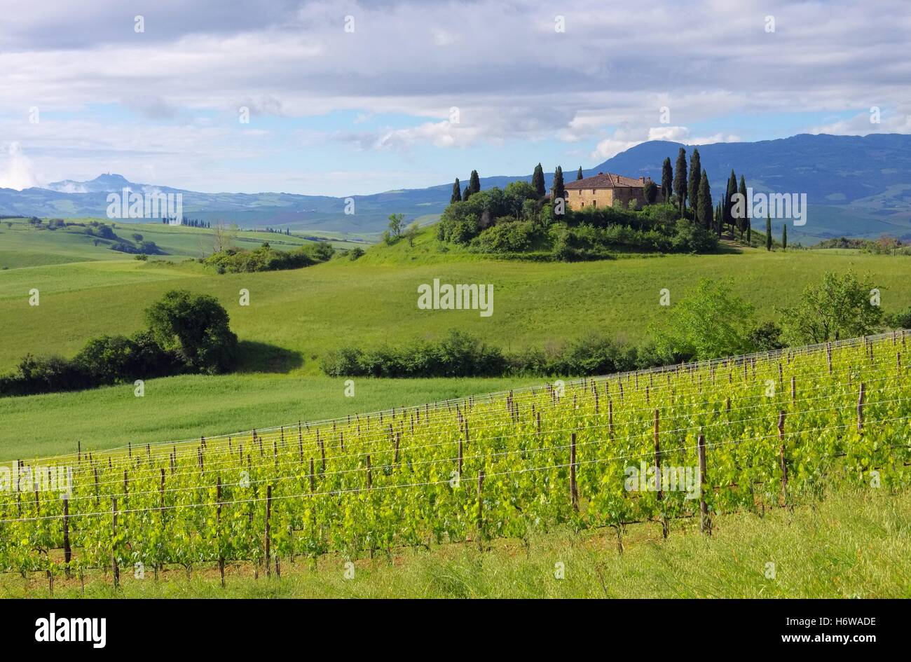 House building hill tuscany hi-res stock photography and images - Alamy