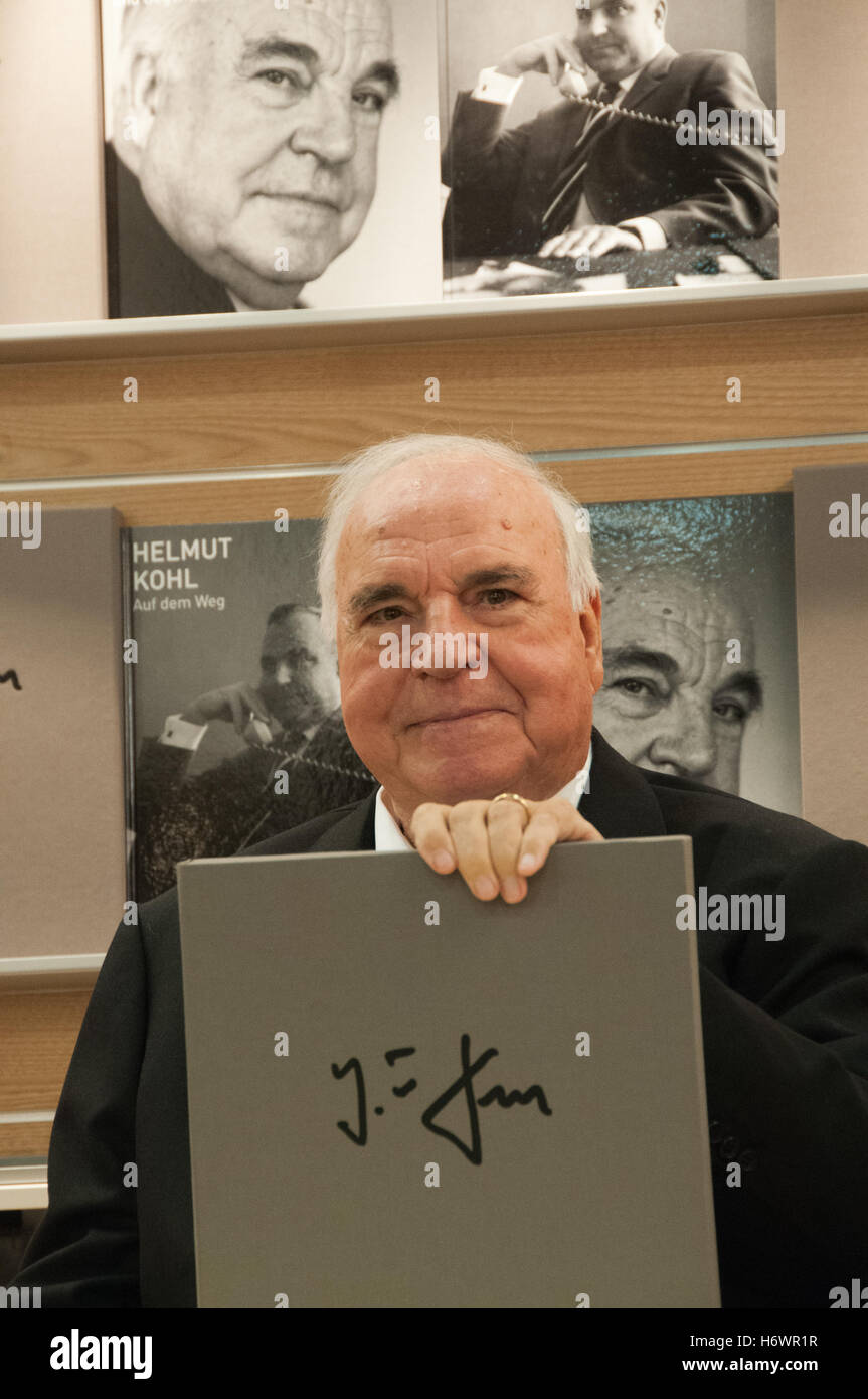 'Vom Mauerfall zur Wiedervereinigung', Erinnerung von Helmut Kohl, präsentiert auf der Buchmesse Frankfurt 2010 Stock Photo